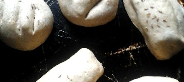 Деревенские ароматные ржаные-пшеничные булочки с изюмом, грецкими орехами, злаками