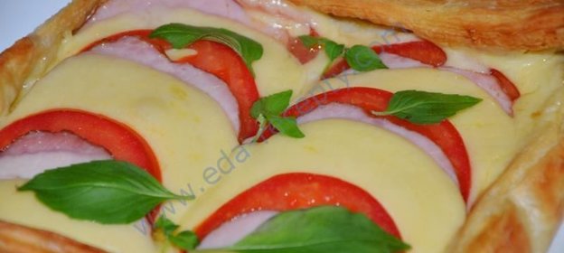 Быстрая и простая слоеная пицца в духовке