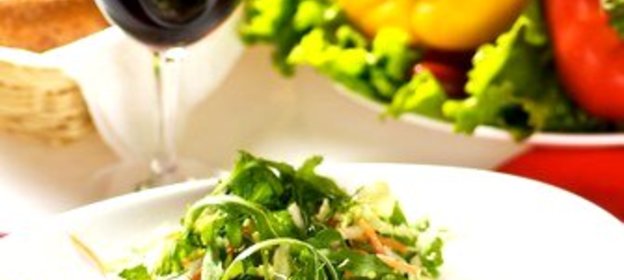 Свежая овощная лазанья с рукколой и бальзамическим сиропом