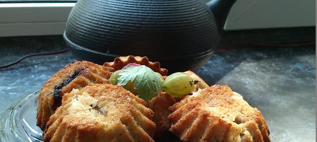 Овсяные маффины с кусочками яблок и садовыми ягодами