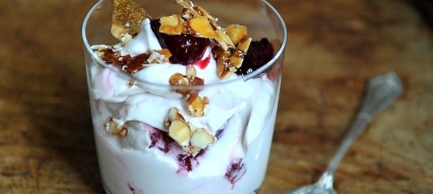 Десерт из вишни и орехов