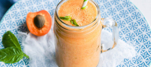 Смузи с абрикосом, арбузом и базиликом