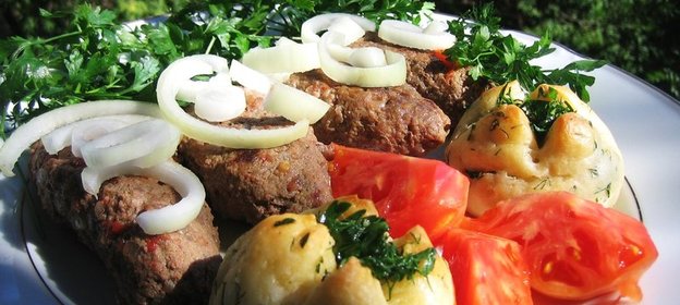 Кебаб с соусом и пикантными булочками