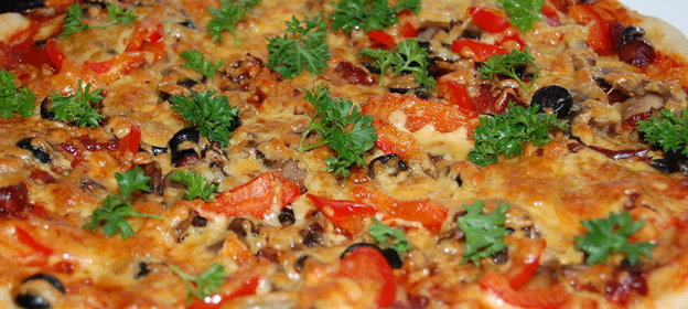 Пицца с охотничьими колбасками