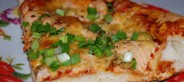 Пицца с лососем, оливками и зеленью