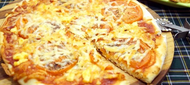 Пицца с помидорами
