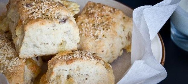 Scones (а по-нашему булочки) c сыром и луком.