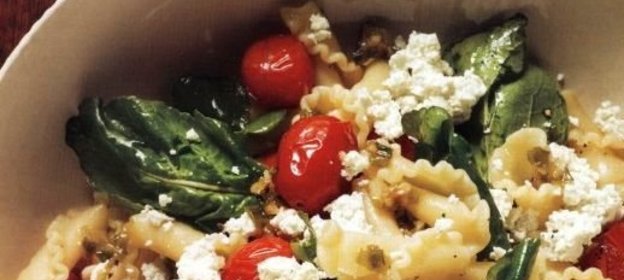 Макароны с фетой и помидорами