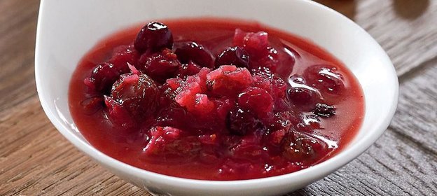 Соус из клюквы с яблоком и изюмом