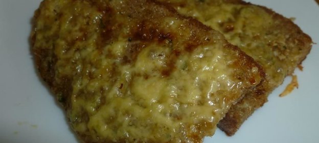 Чесночный хлеб с сыром и пряностями