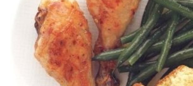 Жареные куриные голени с бланшированной стручковой фасолью и маффинами