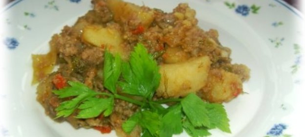 Яичница с овощами и лососем