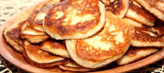 Манные оладьи с яблоками и изюмом