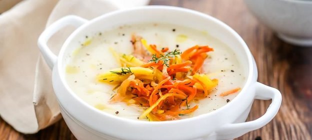 Суп картофельный с мелко шинкованными овощами на мясном бульоне со сметаной