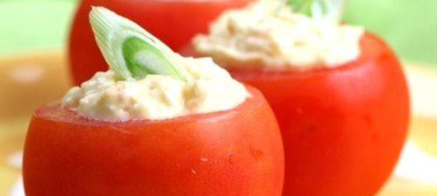 Помидоры, фаршированые творожно-овощным салатом