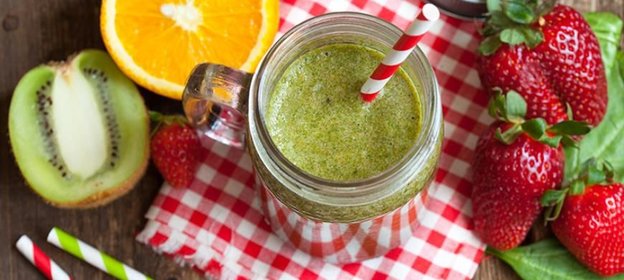 Зеленый смузи с клубникой