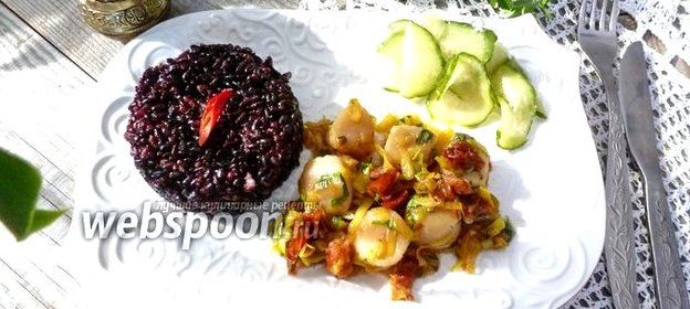 Морские гребешки с вялеными помидорами, пореем и чёрным рисом
