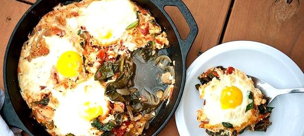 Яичница с капустой кале и сыром Фета