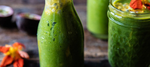 Смузи с манго и шпинатом