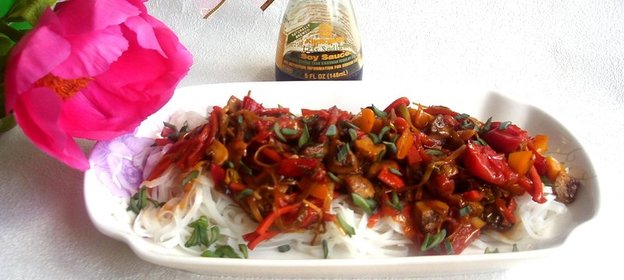 Рисовая лапша с грибным острым гарниром