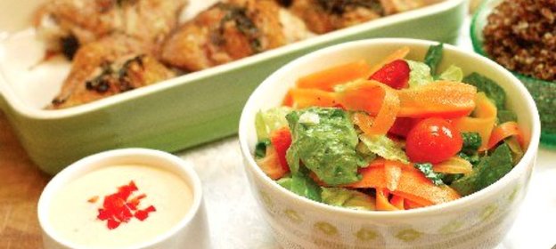 Хрустящая курица с пряностями и салатом