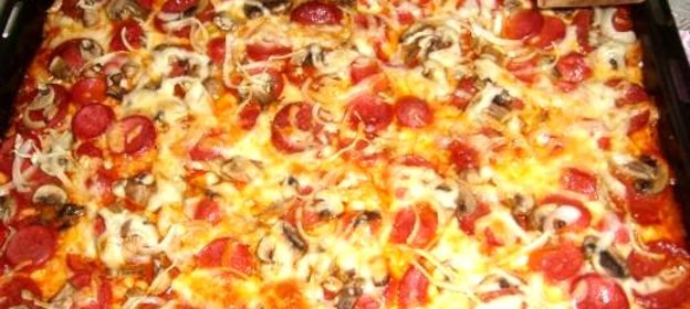 Домашняя пицца с колбасой