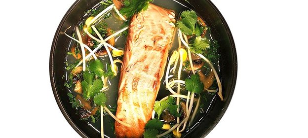 Лосось с острым лимонным бульоном