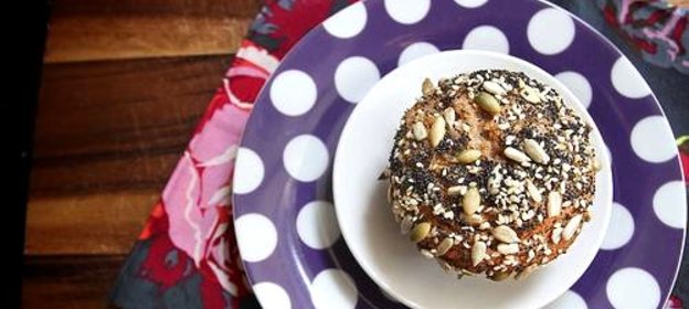 Банановые маффины с финиками и семечками