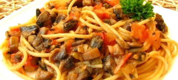 Спагетти с овощами и соевым соусом