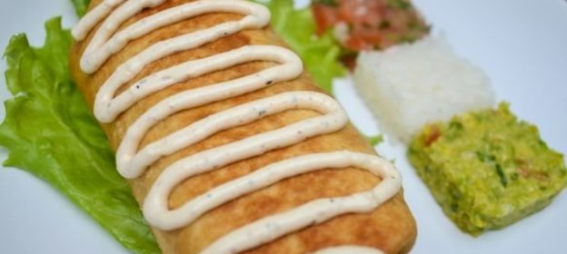 Чимичанга (курица с овощами в пшеничной лепешке)