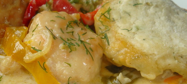 Паприкаш с куриными фрикадельками и булочками