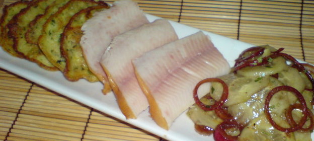 Оладьи из цуккини с копчёной форелью и огуречным салатом