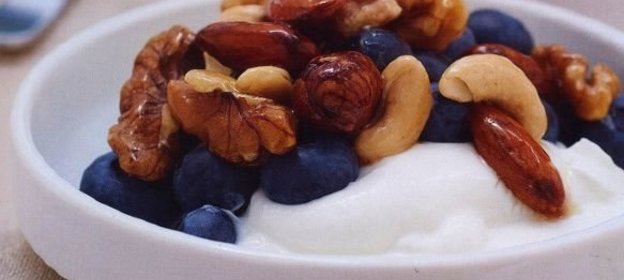 Яичница с молоком и зеленым луком