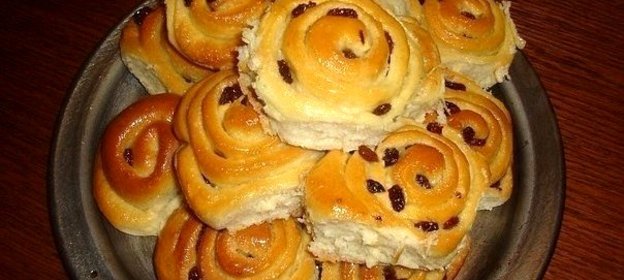 Булочки «Розы» с сахаром и изюмом