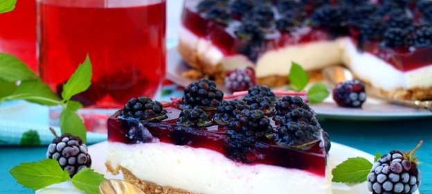 Торт без выпечки с ежевикой в желе и сливками