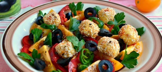 Салат из желтых томатов черри с сырными шариками