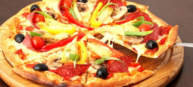 Пицца с овощами и колбасой