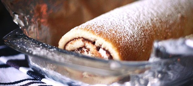 Рулет с шоколадным ганашем и взбитыми сливками