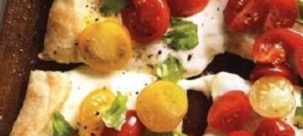 Пицца с помидорами и сыром