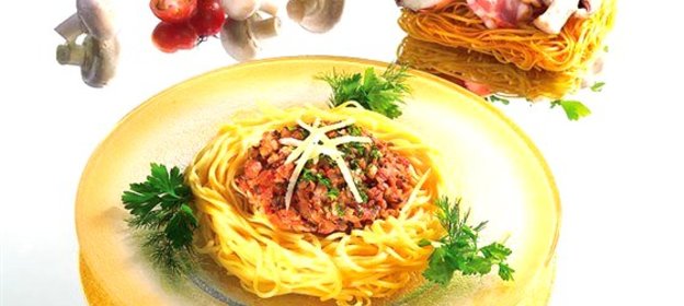 Лапша с копченой грудинкой и грибами