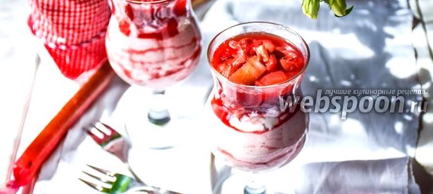 Творожный, клубнично-ревеневый десерт