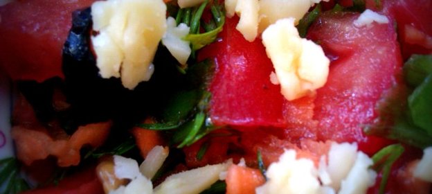 Овощной салат с маслинами и сыром