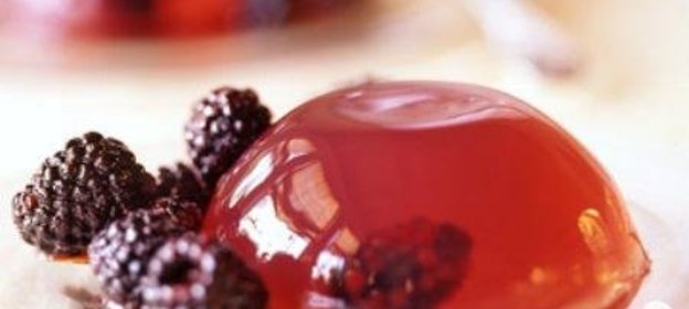Желе из розового вина с ежевикой
