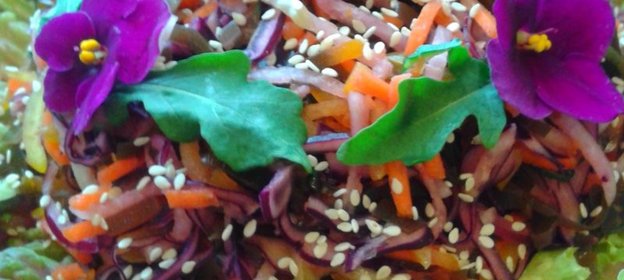 Овощной салат с морской капустой и пряной заправкой
