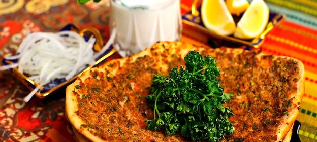 Турецкая пицца Лахмакун
