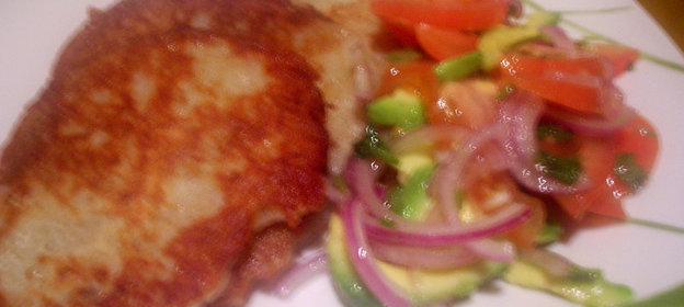 Картофельные оладьи с салатом из помидоров и авокадо