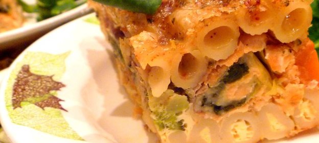 Запеканка из пасты PENNE RIGATE с рыбными рулетиками и овощами