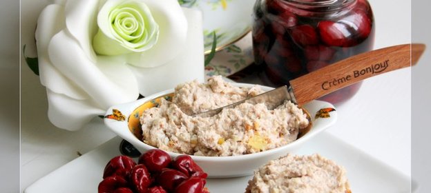 Творожные булочки из гречневой муки с яичным паштетом и вишнёвым вареньем без сахара