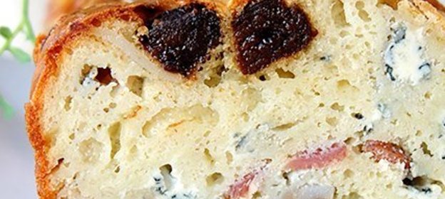 Кекс с голубым сыром и черносливом