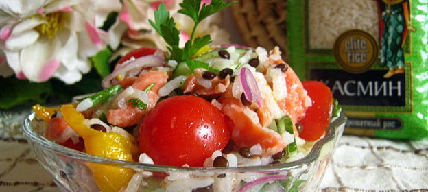 Салат с рисом, семгой и овощами